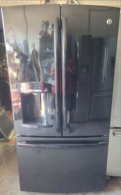 General Electric 26 cubic foot refrigerator with water and ice and two ice makers