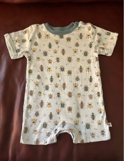 Lot of 6 Onesies - Size: 12 M