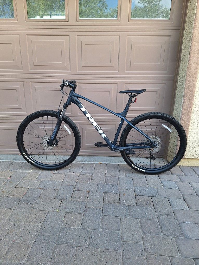 TREK MARLIN 7 MOUNTAIN BIKE 29 ER 1 X 10 SPEED PRELOAD ROCKSHOX JUDY LOCKOUT FRONT SUSPENSION ( CHECK MY OTHER BIKES)