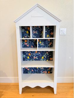 Doll house bookshelf