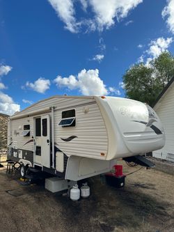 5th Wheel Trailer (2005 Pilgrim 258rb)