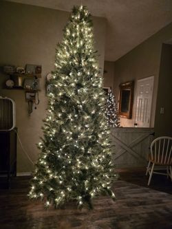 Absolutely gorgeous 9 ft prelit Christmas tree NEW!
