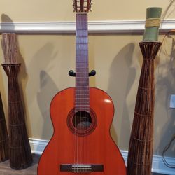 yamaha classic guitar with stand 