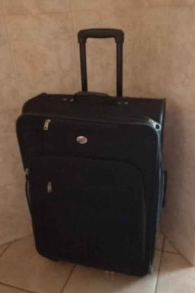 American Tourister 28"x18.5" Expandable Spinner Wheel Luggage (Front Pocket Zipper Is Broken)