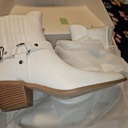 Sz 6 White Boots 