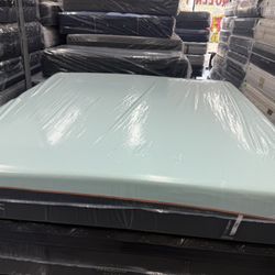 KING SIZE TEMPURPEDIC PROADAPT FIRM (MISSING TOP COVER) MATTRESS & BOX SPRINGS BED SET