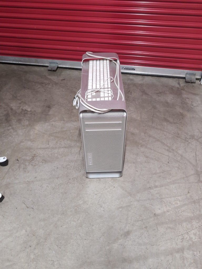 Apple Computer Tower W/Keyboard