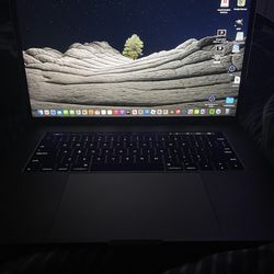 Apple MacBook Pro i7 7th Gen 2.90GHz 16GB/500GB SSD Laptop (A1707)