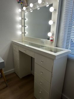 Makeup vanity