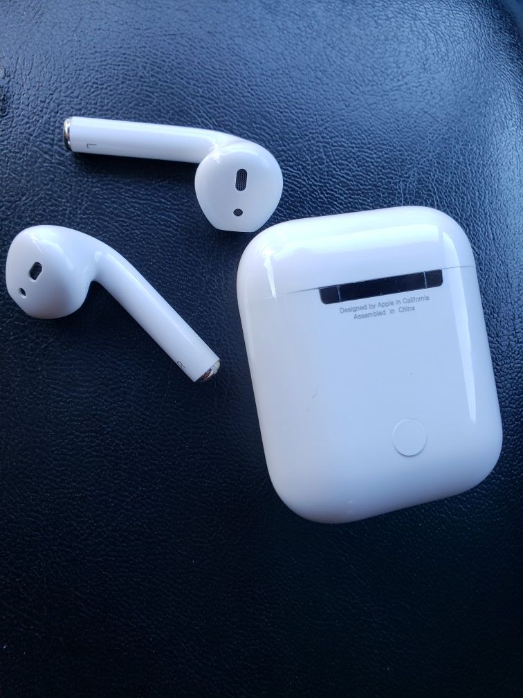 LIKE NEW APPLE AIRPODS
