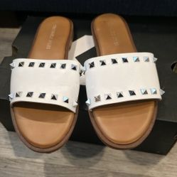 ✨ Stylish Sandals Lot – Like New! ✨
Size: 7
Price: $10 each (or bundle for a deal!)