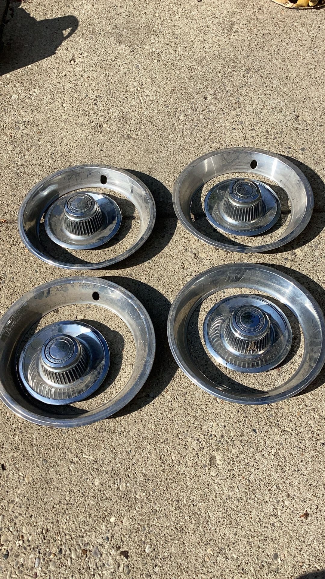 Set Of Hubs And Beauty Rings For 70s Chevrolet