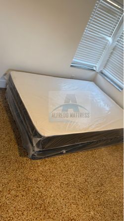 Queen mattress regular set with box spring ( 2pc brand new)