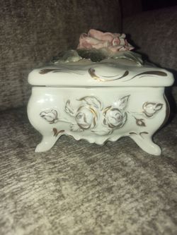 Porcelain trinket/jewelry box from 1940's