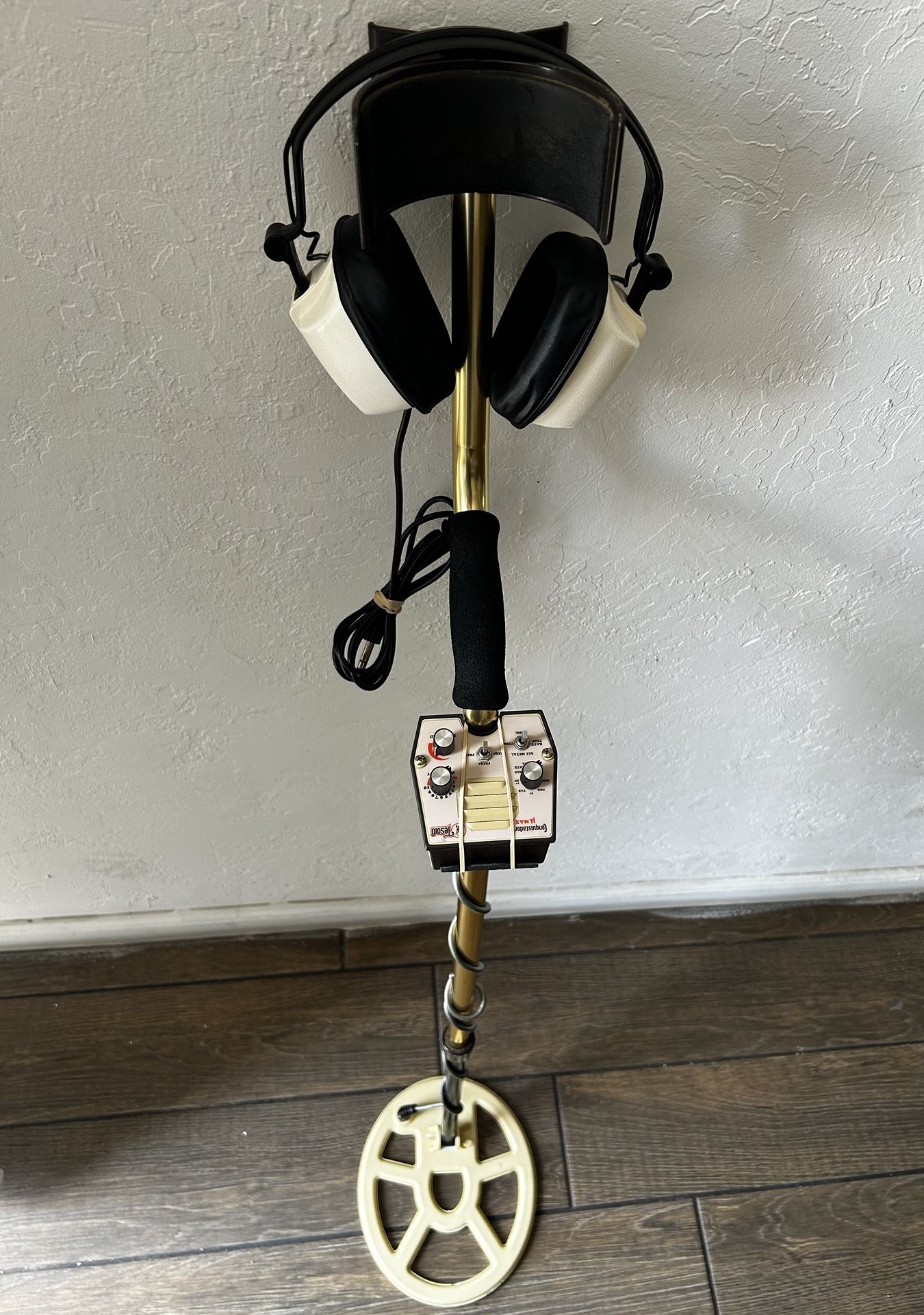 Metal detector Tesoro Conquistador Umax VLF metal detecting come with 9x8 inch Coil & Coil cover Headphones