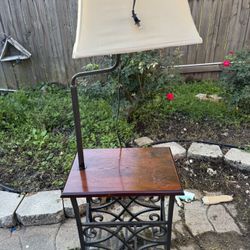 Table lamp woth homder nooks or magazines 