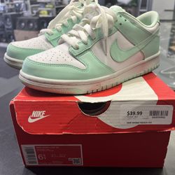 6.5y Nike dunk low gs (952)