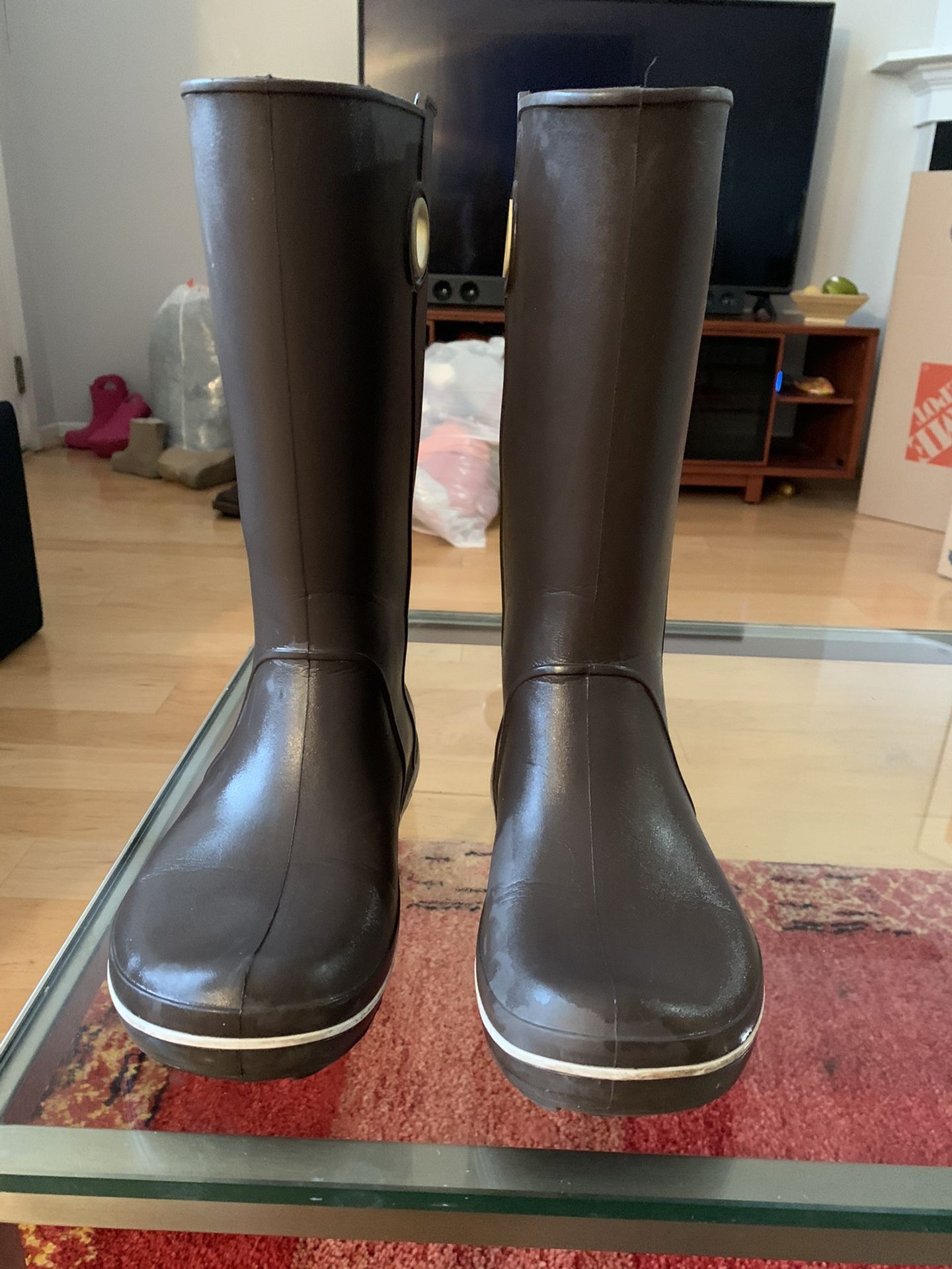 Crocs rain boot size 7 color: dark brown.