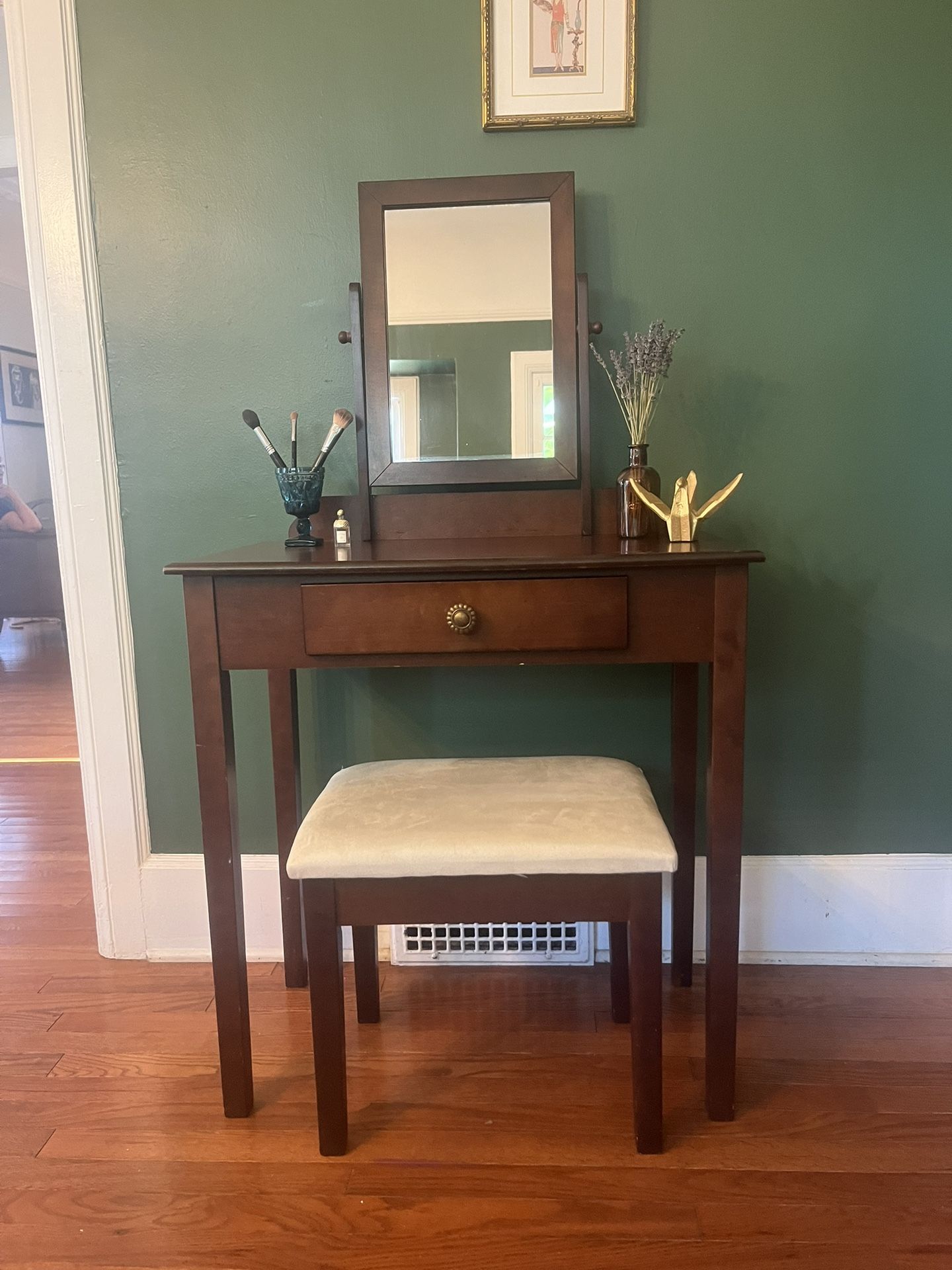Super Cute Small Vanity