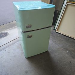 FREE! Refrigerator Insignia 3.1 Cubic Feet Mini Fridge