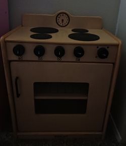 Kaplan Early Learning Company Preschool Classroom Kitchen Range with Clock. Limited Edition!