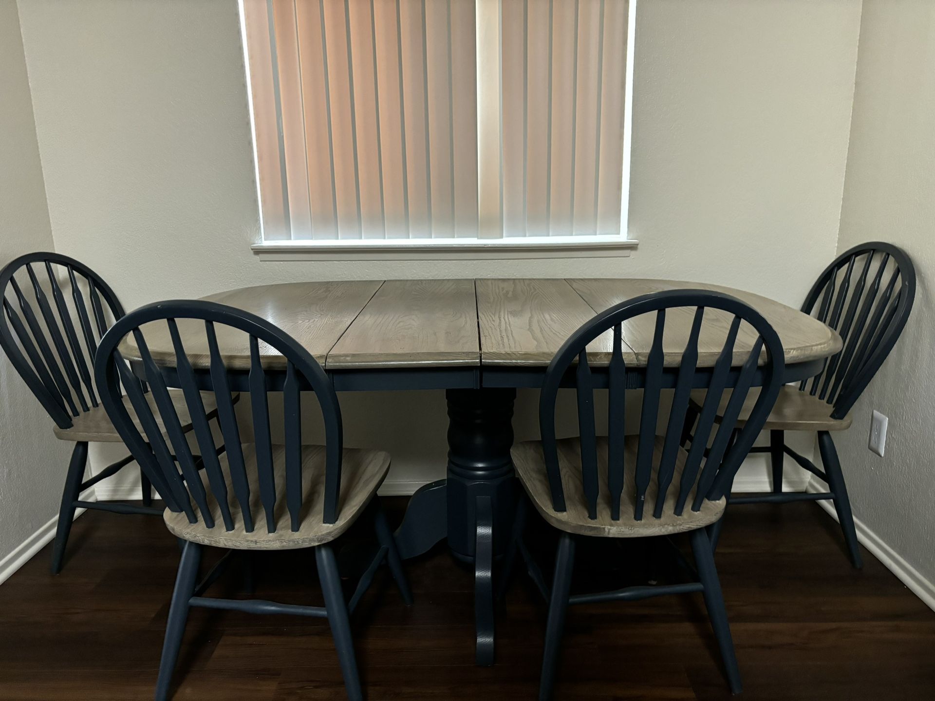 Beautiful Table And Chairs With Two Leaves 