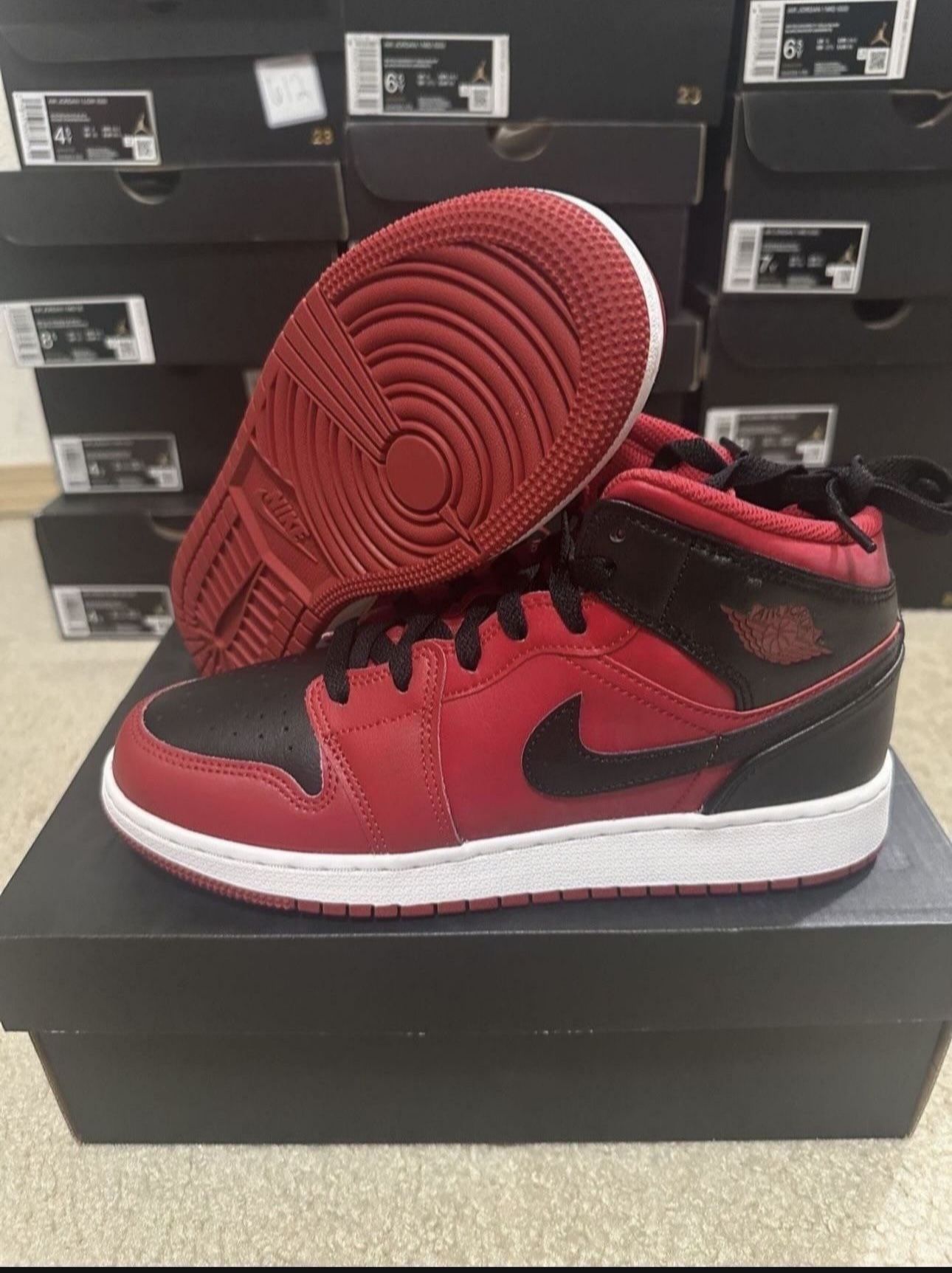 Nike Air Jordan 1 Mid GS Gym Red Reverse Bred 554725-660 Size 6.5y Brand New