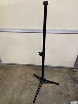 Collapsible tri-pod