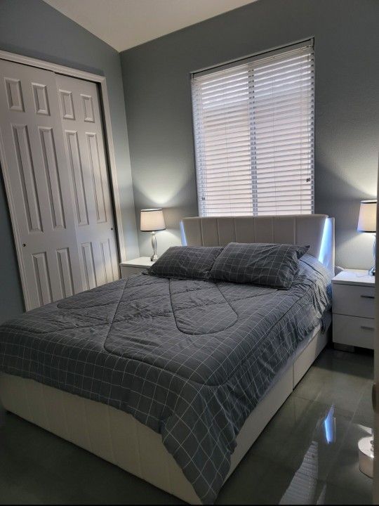 White bedroom furniture set