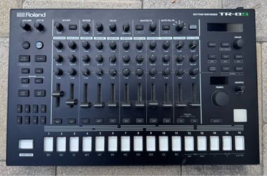 ROLAND TR-8S Drum Machine and Sequencer