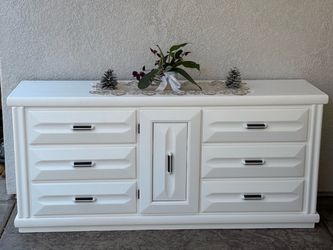Dresser with 6 drawers
