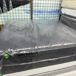 KING SIZE SIMMONS BEAUTYREST BLACK SERIES 2 (PLUSH) PILLOW TOP MATTRESS & BOX SPRINGS BED SET