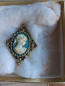 Vintage Cameo Brooch Gold-Tone Filigree
