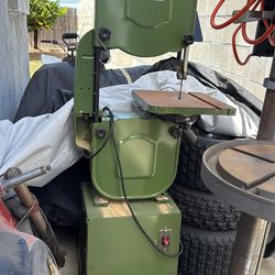 Wood cutting band saw