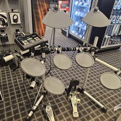 YAMAHA DTX500 Electronic Drum Set with Accessories.