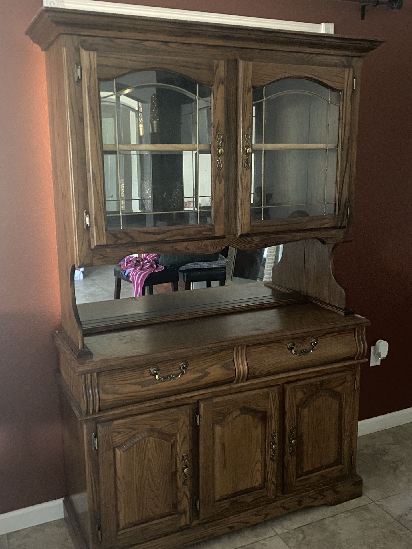 Hutch And Kitchen Table With 6 Chairs