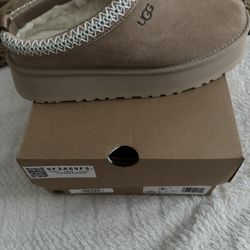 Ugg Women’s Tazz Slippers Size 8.   BRAND NEW