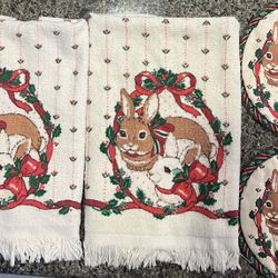 Vintage Christmas Kitchen Towels Set Of 2 & 2 Hot Pads