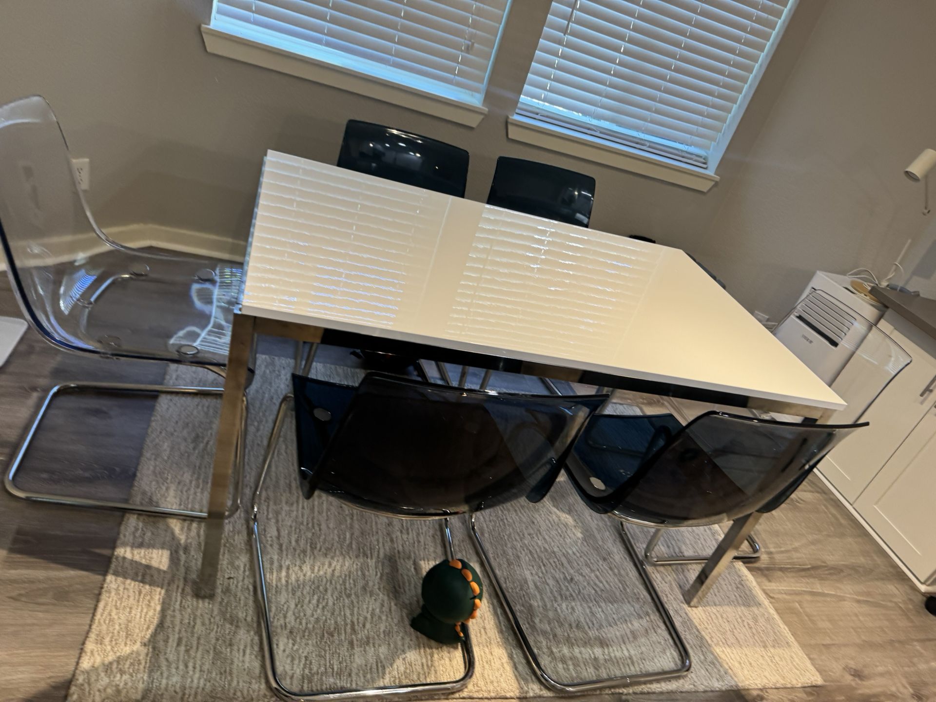 Dining Table (Free Delivery)🚚