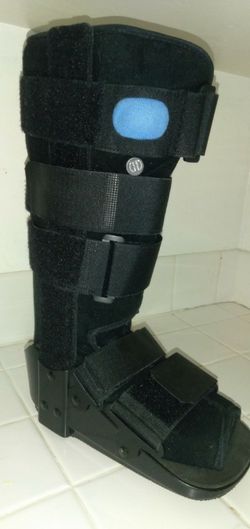 CAM BOOT SZ SMALL LEFT FOOT CLEAN LIGHTLY  USED 