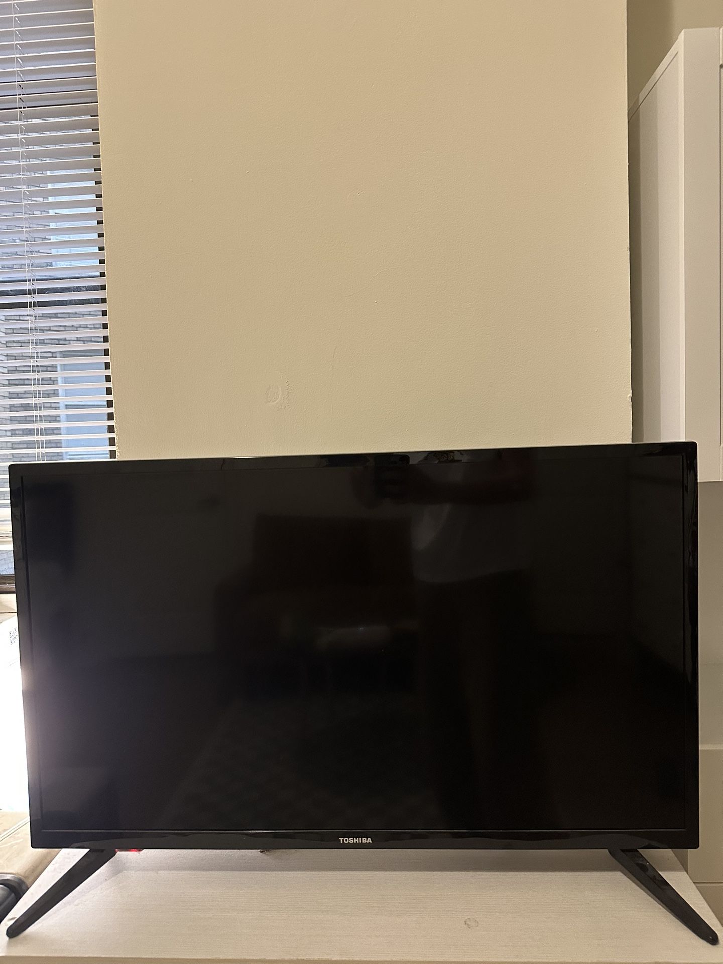 Toshiba - 32" Class V35 Series LED HD Smart Fire TV