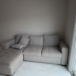 Sofá gris con almacenamiento