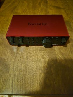 Scarlett 4th Gen 2in 2 out with se v7 dynamic mic bundle