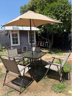 Mesa de patio con sombrilla