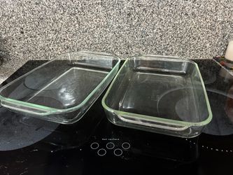 2 Pyrex baking dishes