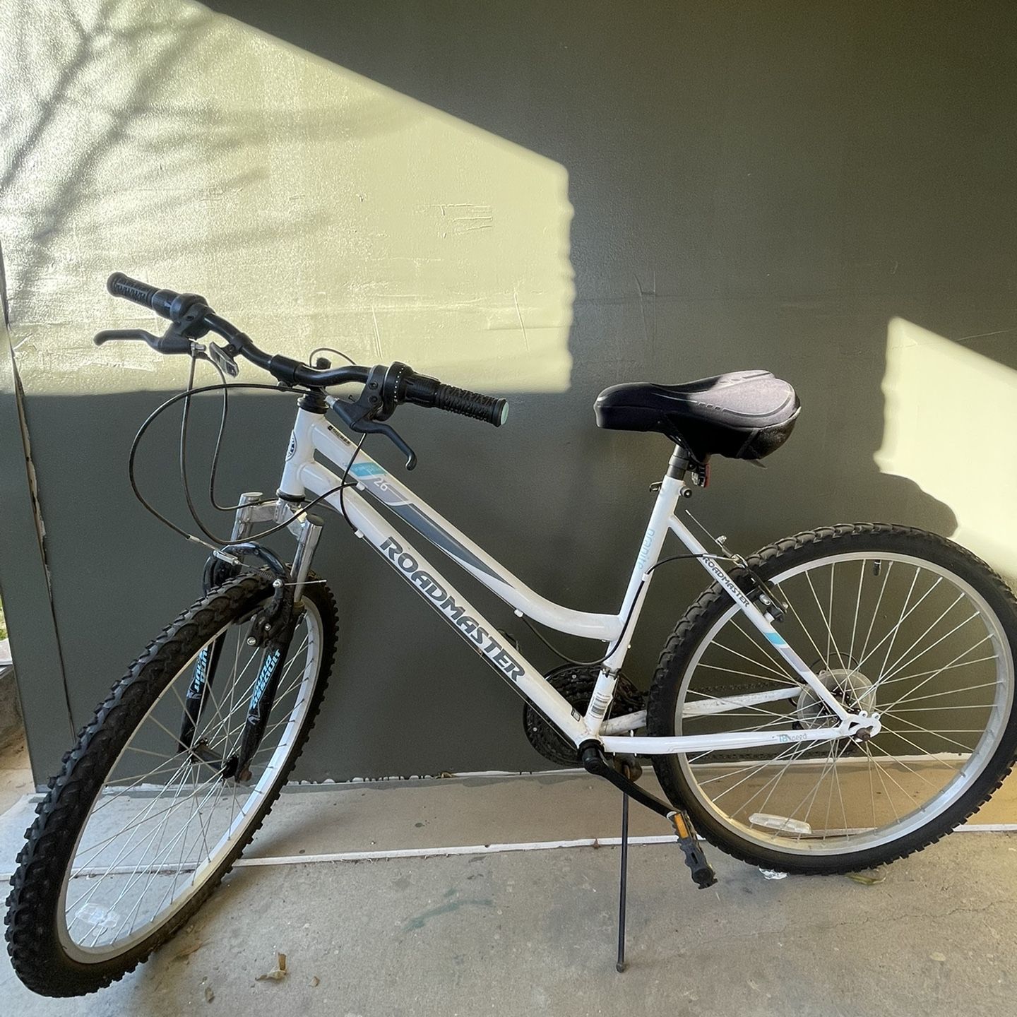 roadmaster granite peak women's mountain bicycle 26 wheels white