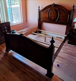 Traditional Dark Wood Queen Bed