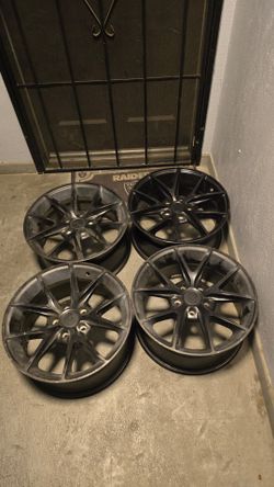 Le quedan al honda Toyota Nissan los rínes son de 5 Hoyos, están en buen estado.
Son 17×8