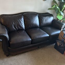 “ Previously Loved Leather Sofa Set – Comfy, Durable & Timeless Look!