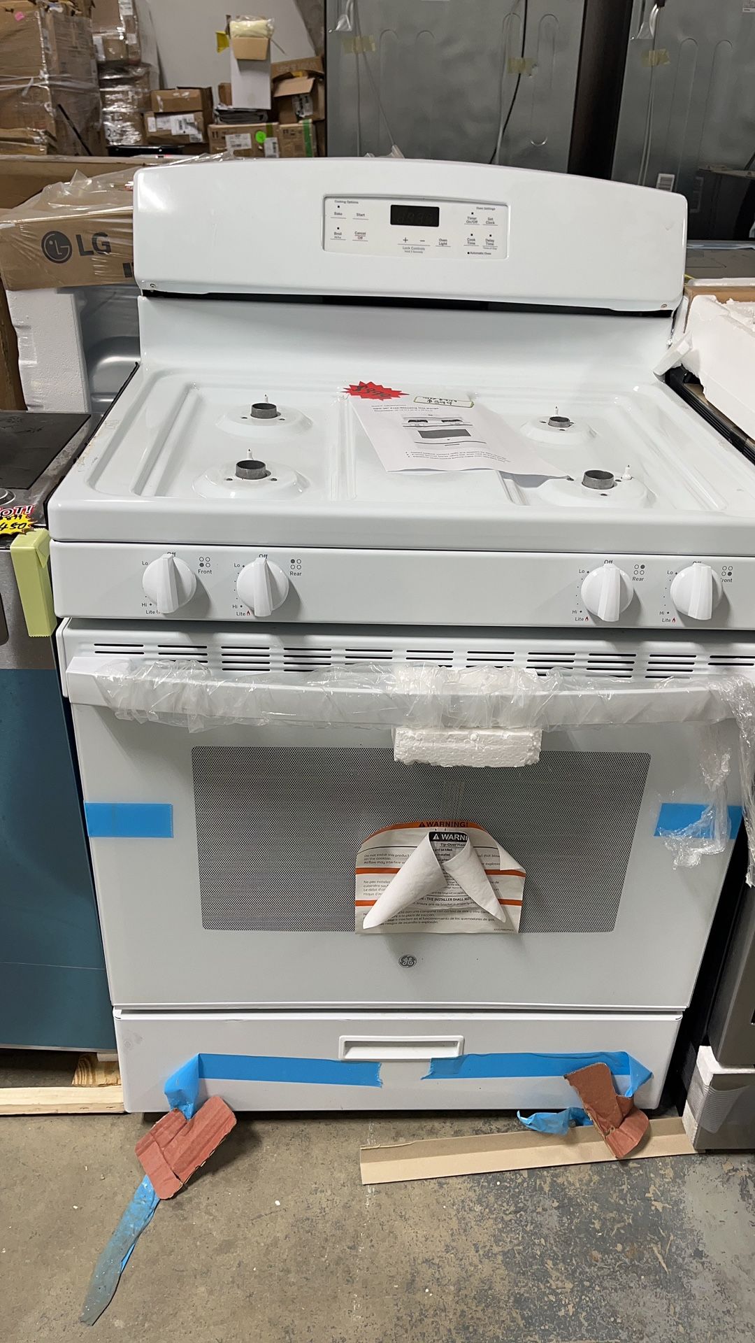 GE JGBS60DEK9WW (opened box,minor scratches/dents) 30 in. 4.8 cu. ft. Freestanding Gas Range in White Retail price $749. Our price $399